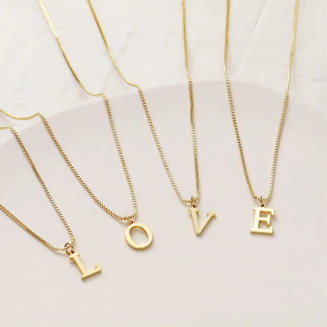 Colar com iniciais de letras de amor