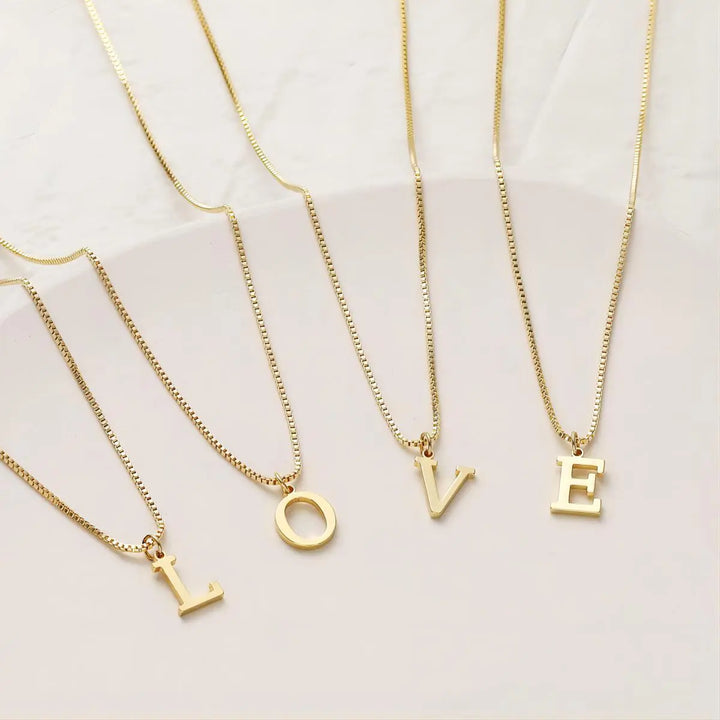 Colar com iniciais de letras de amor