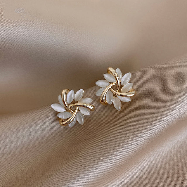 Brincos de argola com flores de opala em ouro