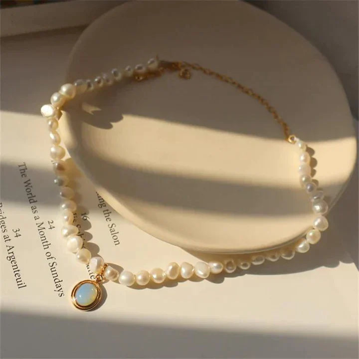 Colar de pérolas com pedra da lua em ouro
