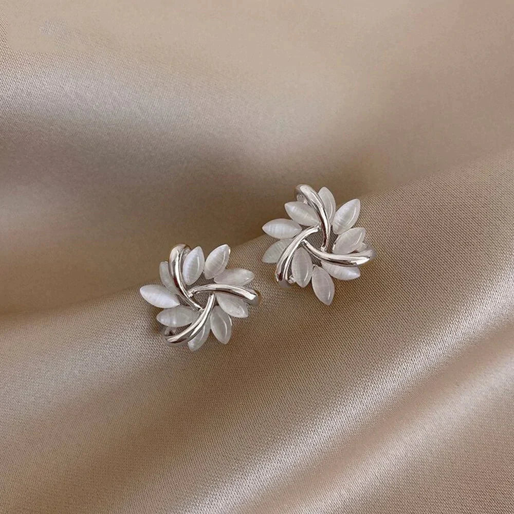 Brincos de argola com flores de opala dourada