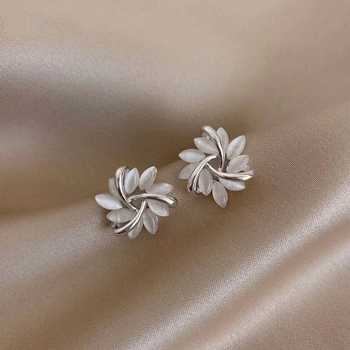 Brincos de argola com flores de opala dourada
